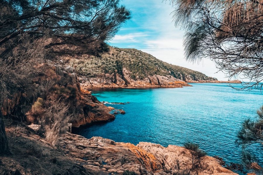 Striking turquoise and blue water in a quiet Honeymoon Bay in Freycinet National Park, best things to see in Tasmania, Australia