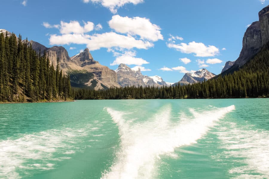 The jaw-dropping Maligne Lake nestled amongst dramatic mountain peaks, Jasper, Canada