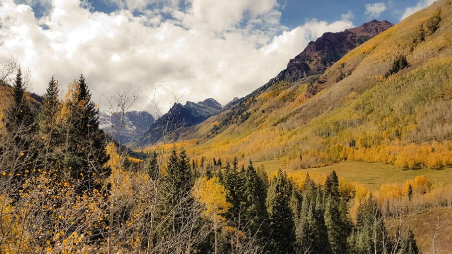 Walking trails and golden falls colours at Maroon Bells, Aspen, Colorado, USA