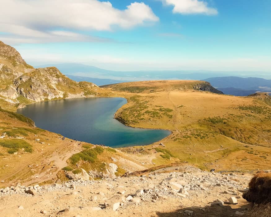 The beautiful dark blue of Kidney Lake surrounded by wonderful mountain scenery