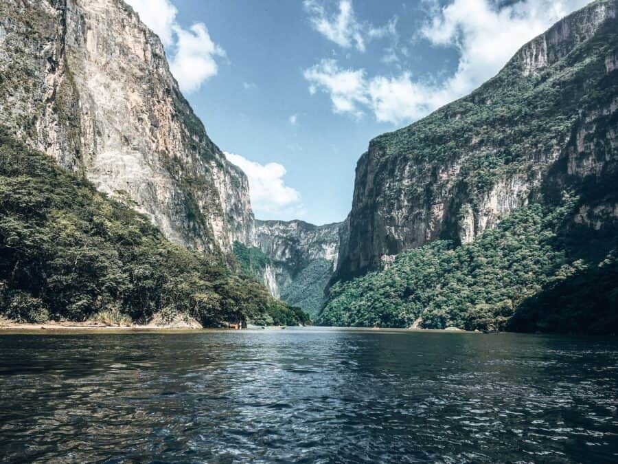 One of the most breathtaking places to see in this guide to San Cristobal de las Casas is the whopping 1200 metre tall Cañon del Sumidero walls