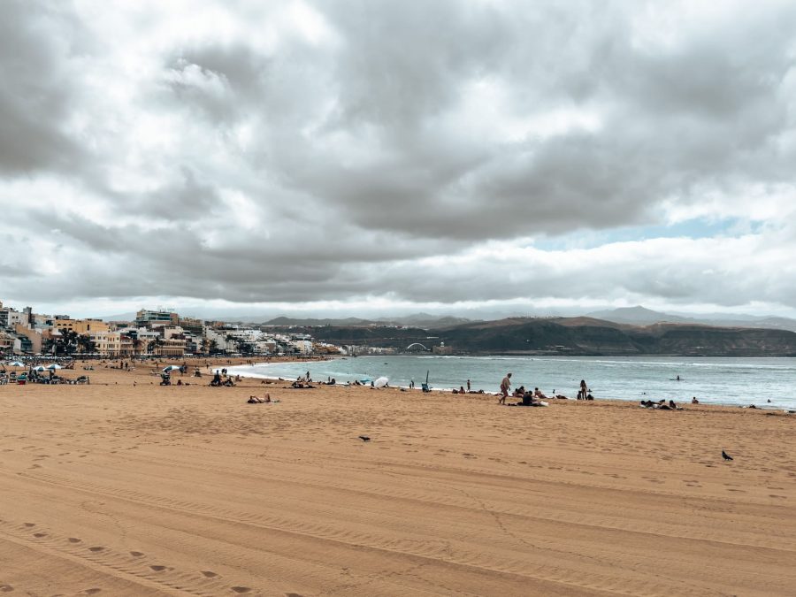 A vast stretch of golden sand beach and ocean with a mountainous backdrop, Paya de las Canteras, Las Palmas, Gran Canaria, Spain