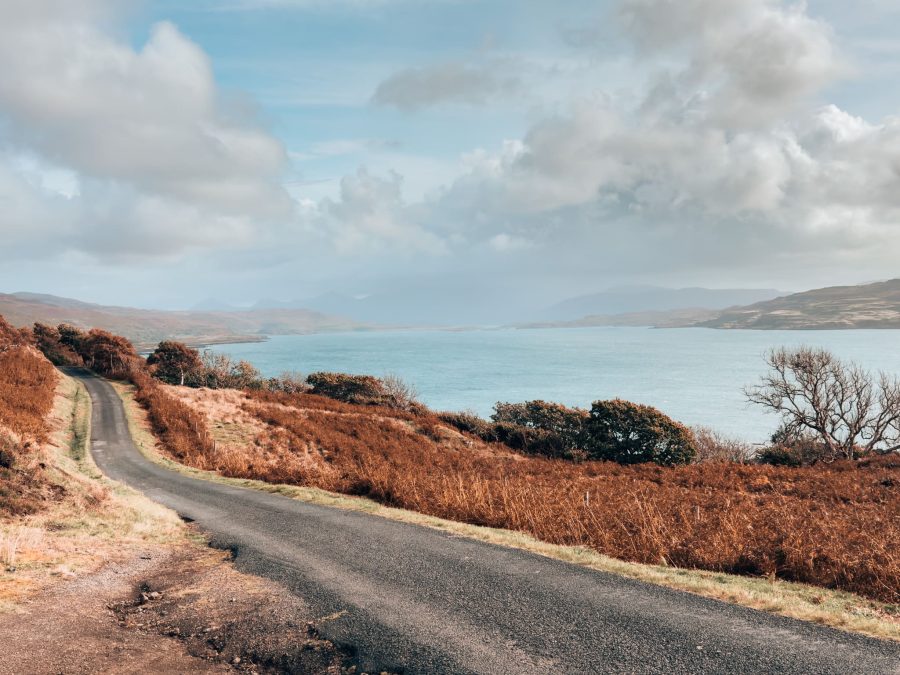 A long and narrow road next to the ocean when driving in Mull, Scotlang